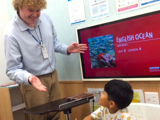イーオンキッズ宇都宮テラス校では、小学生が安心して学べる優しいレッスンを行っています。