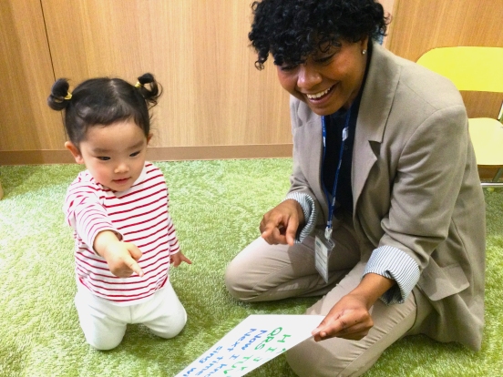 イーオンキッズ宇都宮テラス校では、講師が楽しく英会話を身につけるお手伝いをします。