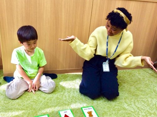イーオンキッズ宇都宮テラス校の講師が、お子様の英会話力アップを全力で応援します。