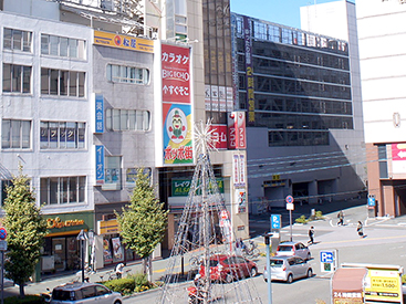 イーオンキッズ徳島校は、駅近で通いやすい環境です。
