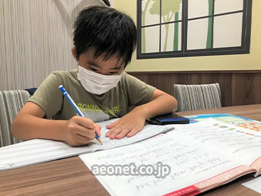イーオンキッズ三鷹校は、宿題サポートがあるから安心。