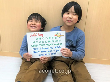 イーオンキッズ三鷹校は、ご家族やおともだち同士通う生徒様が多い学校。