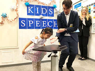 イーオンキッズ国分寺校は、スピーチコンテストなどのイベント多数。