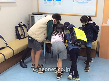 イーオンキッズ大泉学園校は、満1才～中学生まで続けられ、英語上達と成長を見守ります。