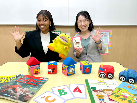 イーオンキッズ府中くるる校は、はじめての英会話でも安心のWサポート。