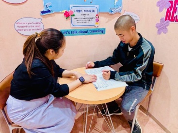 イーオンキッズ聖蹟桜ヶ丘校なら、経験豊富な講師が英会話上達をサポートします。