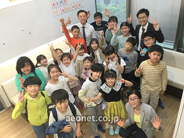 イーオンキッズ西新井校は、きょうだいで同じ時間に通えて送迎も楽々。