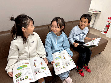 イーオンキッズ調布校は、お子様同士がロビーで楽しく交流しています。