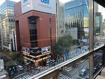 イーオンキッズ銀座校は、通学しやすい立地でスクールロビー窓から見える銀座一等地の眺めが自慢！