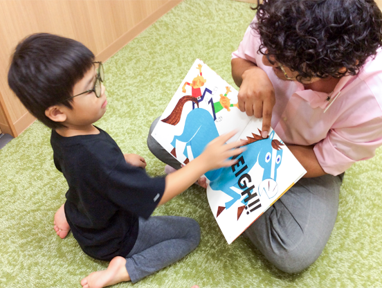 イーオンキッズ池袋本校の幼児レッスンのようす。