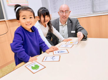 幼児クラスから英語を楽しくスタート♪お友達とも仲良く学んでいます。