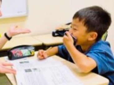 イーオンキッズ高田馬場校は、自分の気持を英語で表現・人前で発表できるプレゼンテーション力も育てます。