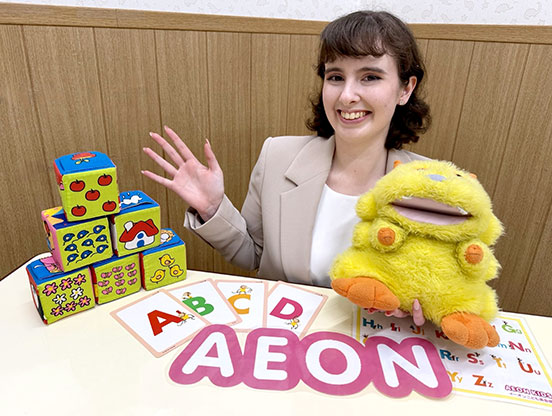 イーオン下北沢校のオーストラリア人英会話講師がスクールのマスコットと一緒にいる様子