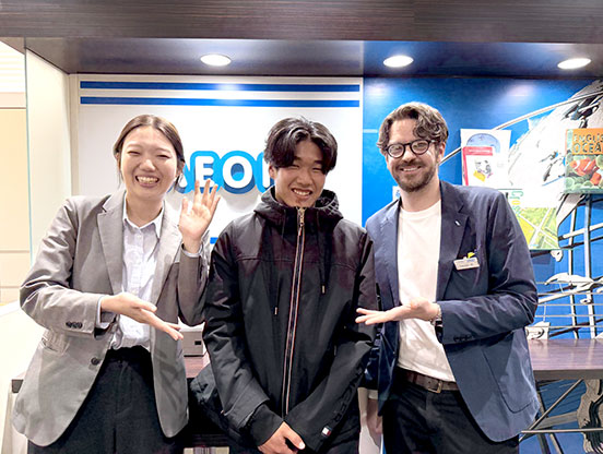 イーオン下北沢校の英会話講師2名が1名の生徒を称えている様子
