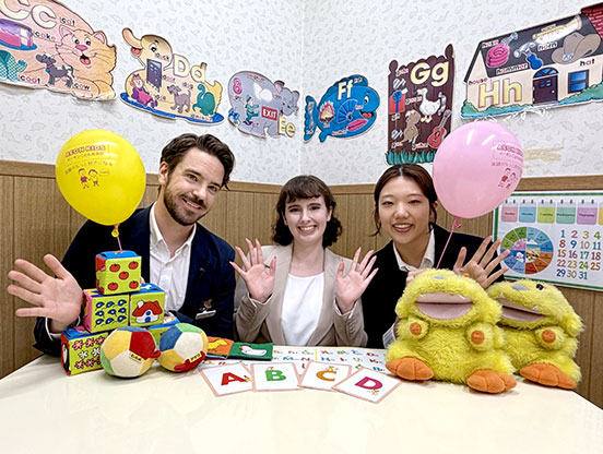 オン下北沢校の講師がロビーで子ども用おもちゃとともに集まっている様子