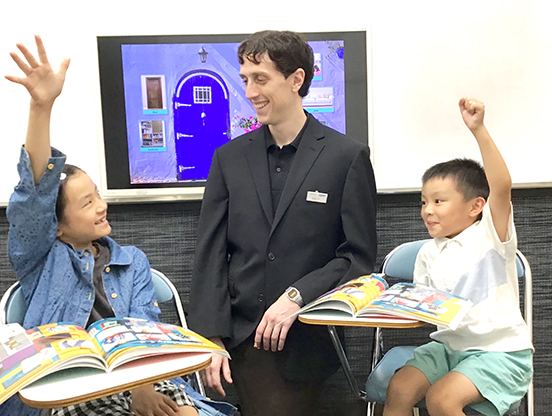 イーオンキッズグランデュオ蒲田校の講師陣が、お子様の英会話習得をサポートします。