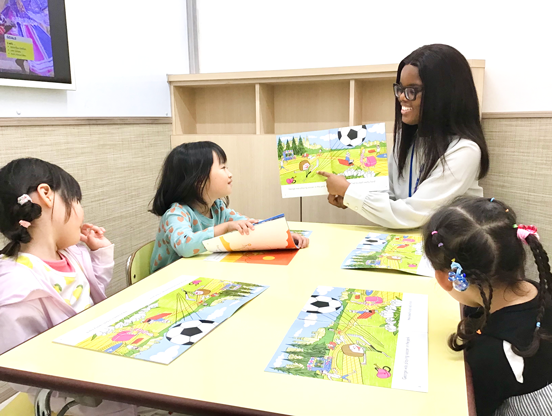 イーオンキッズグランデュオ蒲田校では、小学生が英語を好きになる楽しい学習環境を提供します。