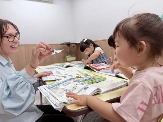 イーオンキッズ大森SEIYU校のスタッフが、お子様に寄り添いレッスンを行います。