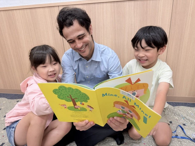 イーオンキッズ大森SEIYU校のスタッフが、絵本の読み聞かせ。