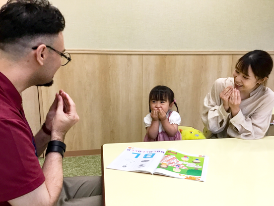 イーオンキッズ国分寺校では、親子で楽しく英語を学べます。