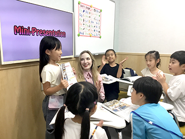 イーオンキッズ国分寺校では、小学生クラスが人気。