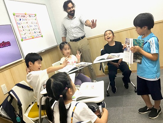 イーオンキッズ国分寺校では、クラスメイトと楽しく英語を学べます。