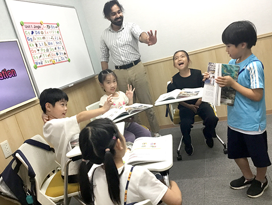 イーオンキッズ国分寺校では、クラスメイトと楽しく英語を学べます。