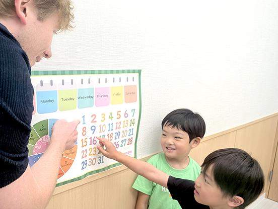 未就学児から英語を学ぶとキレイな発音を身につけられます！