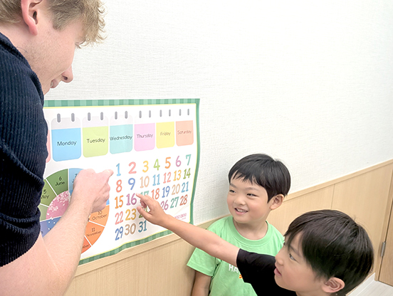 イーオンキッズ八王子校では、小学生が安心して学べるやさしいレッスンを行っています。