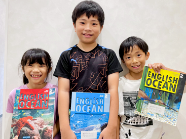 イーオンキッズ昭島校は、ご紹介入学が多いスクールです。ごきょうだい、親子、お友達同士で一緒に学ぶ生徒様が多いです。