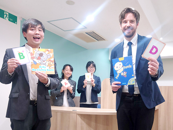 イーオンキッズ調布校では、外国人講師、日本人講師、日本人スタッフが楽しいレッスンをサポートします！
