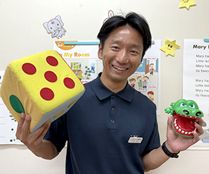 イーオンキッズマリエ富山校の日本人講師のTatsuya先生。