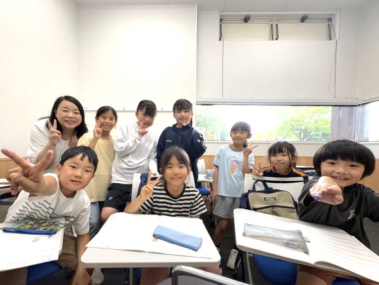 イーオンキッズ高岡校は、小学校６年生迄に英検®3級を目指します。