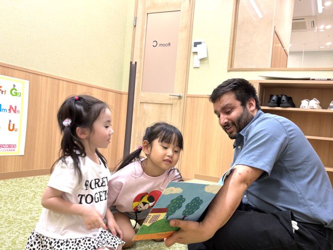 イーオンキッズ高岡校は、小さなお子様でも楽しく英語を学べるレッスンをご用意しています。