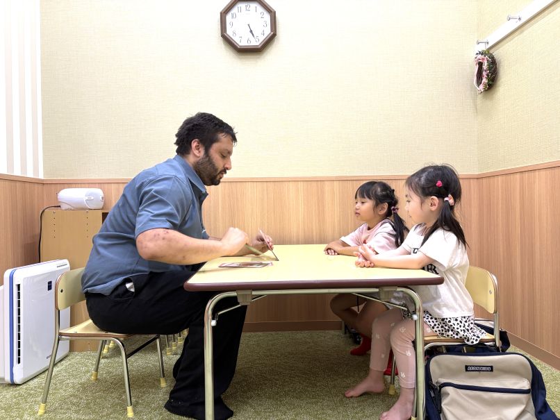 イーオンキッズ高岡校では、小さなお子様のクラスは、ゲーム感覚で英語を楽しく学べます。