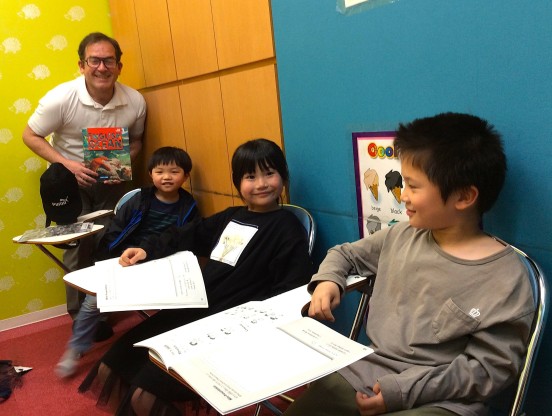 イーオンキッズ和歌山ガーデンパーク校では、レッスンで学んだ内容を小学校の英語学習にしっかり活用できます。