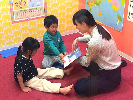 イーオンキッズ和歌山ガーデンパーク校のスタッフが、生徒様の学びを全力でサポートします。