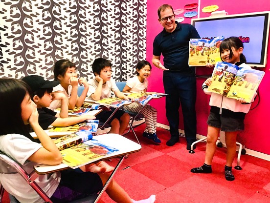 イーオンキッズ和歌山ガーデンパーク校では、レッスンで学んだ内容を小学校の英語学習にしっかり活用できます。
