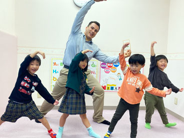 イーオンキッズ岩国校では、講師が英会話の上達をしっかりサポートします。