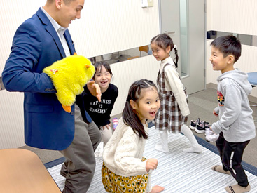 イーオンキッズ岩国校では、講師が英会話の上達をしっかりサポートします。