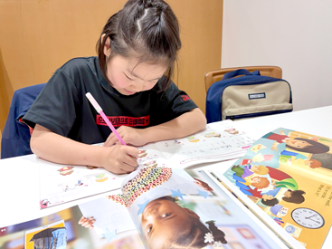 イーオンキッズ岩国校スタッフが、生徒様を安心して学べるようサポートします