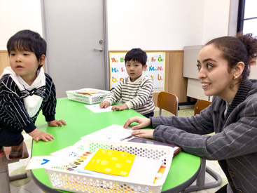 イーオンキッズ山口校は幼児さんから英語を始める方が多いです。