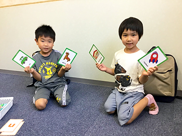 イーオンキッズ山口校は幼児さんから英語を始める方が多いです。