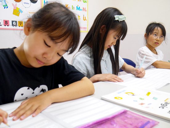iイーオンキッズ宇部校ならクラスメイトと集中して学習できます。