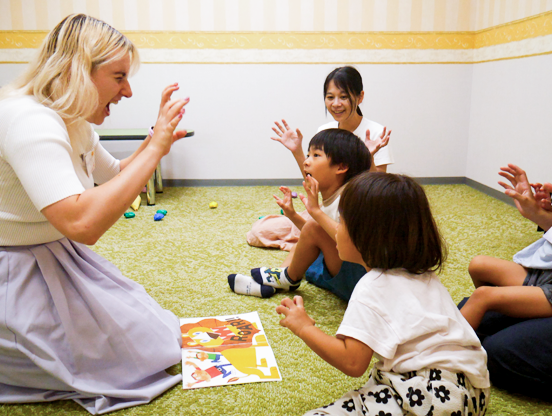 イーオンキッズ宇部校の英語でえほん読み聞かせでは、ご家族みんなで楽しくレッスン