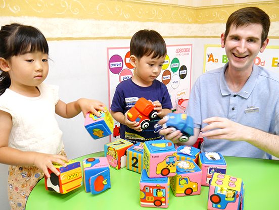 イーオンキッズ宇部校では、幼児さんから外国人講師と楽しく英語に触れられます。