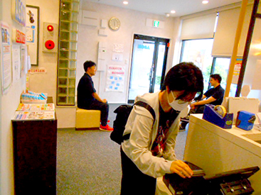 イーオン西尾校は、ロビーでクラスメイトや先生とフリートークもできます。