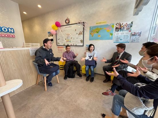 イーオン豊橋校のロビーは情報交換の場、楽しい語らいが行われます！