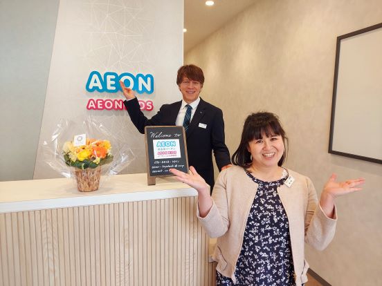 イーオン豊橋校では、スタッフが笑顔でフレンドリーに対応します。