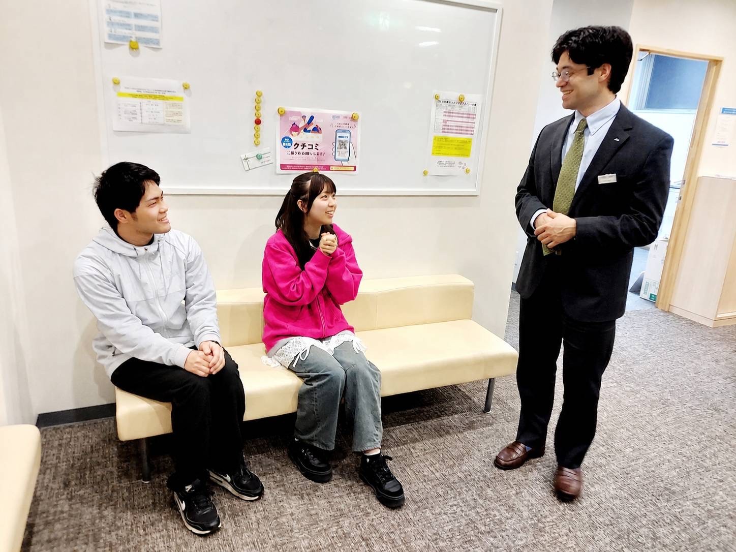 イーオン金山校ロビーで楽しく会話風景